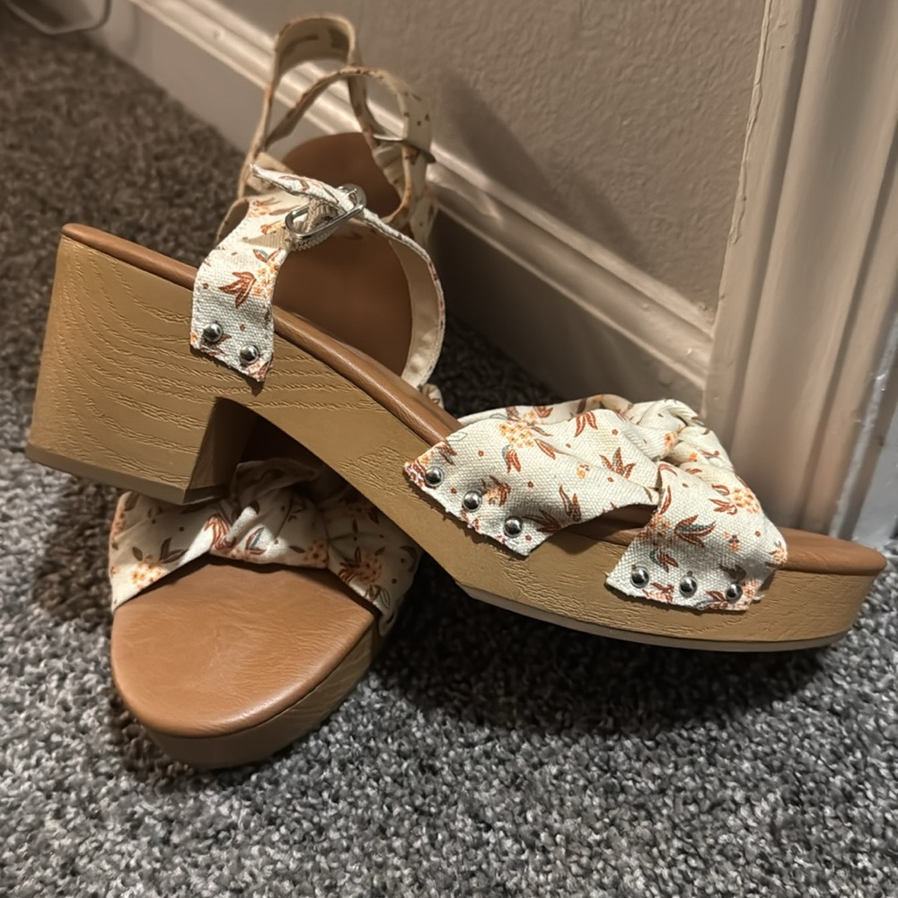 Canvas Floral Wedge Sandals - Picture 2 of 5